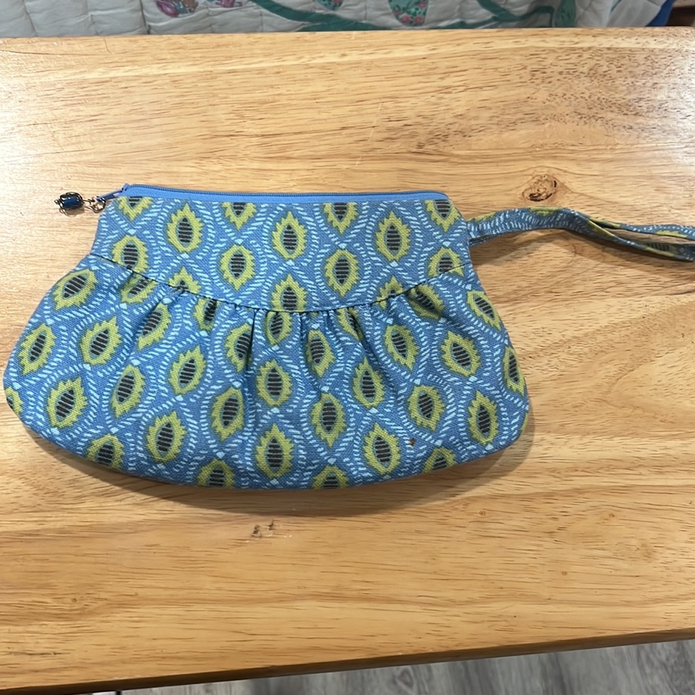 Vintage dots needle wristlet excellent condition